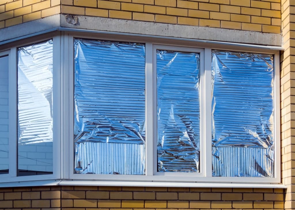 Does putting aluminum foil on windows keep the heat out?