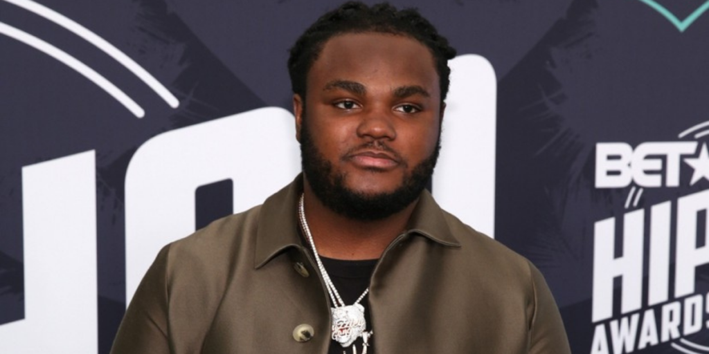 tee grizzley wearing silver chain in BET Award night