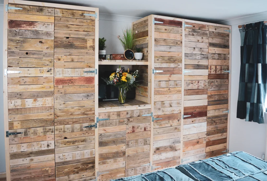 pallet wall used to to decorate a wardrobe in a room